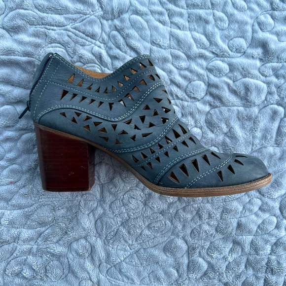 GUC Sofft Laser-Cut Heeled Ankle Boot size 8 - Picture 5 of 10